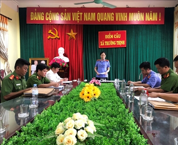 Viện KSND huyện Ứng Hoà phối hợp cùng Cơ quan CSĐT công an huyện kiểm tra...